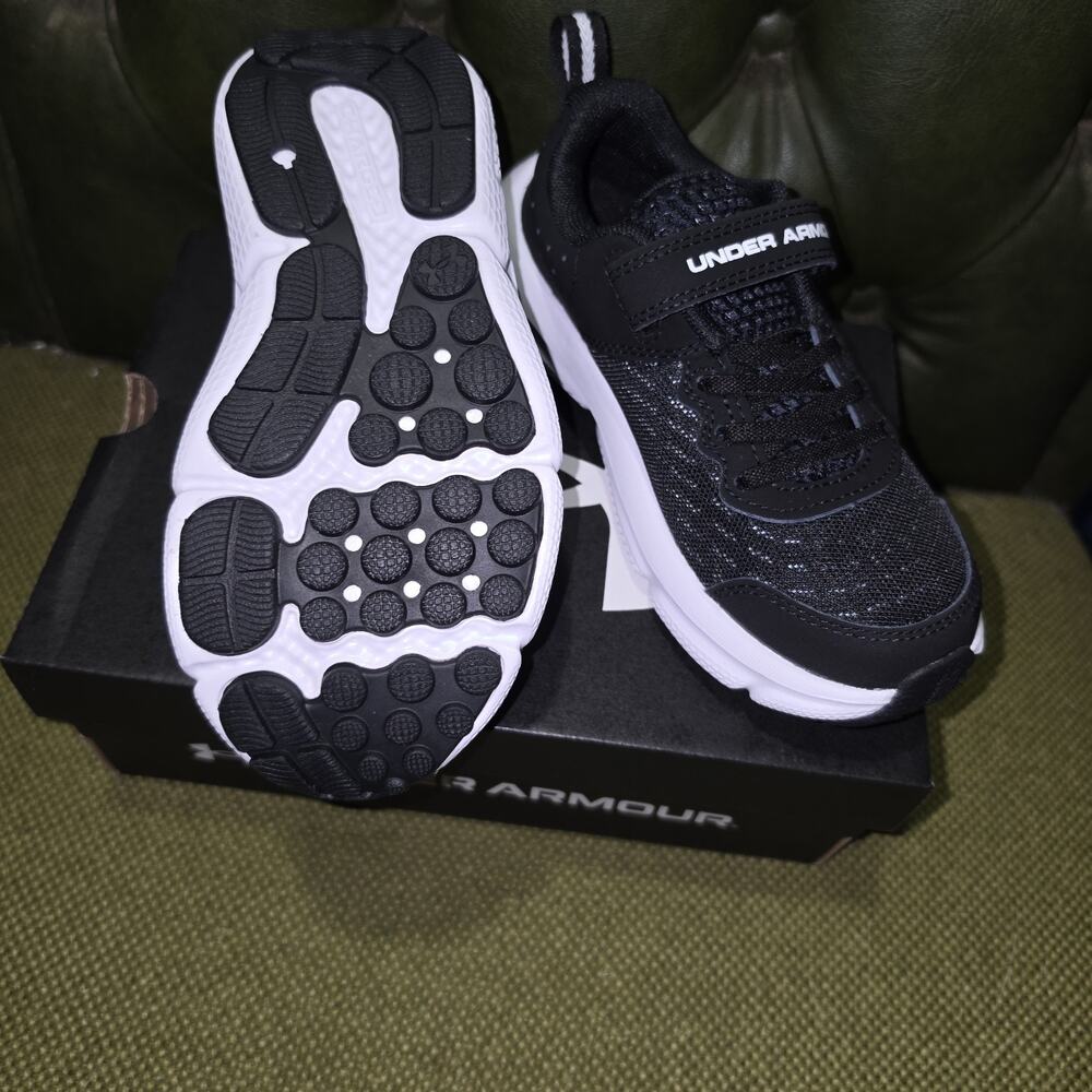 Under Armour UA BPS Assert 10AC Black White NIB Boys 12K
